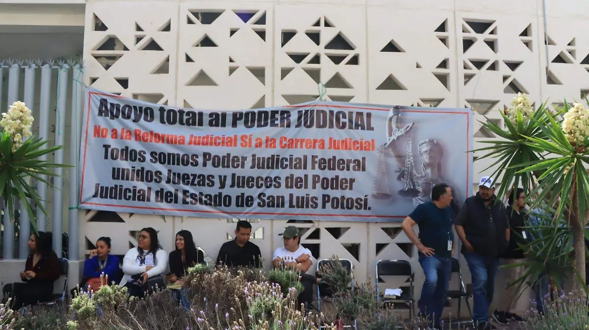 Plantón  Poder Judicial de la Federación SLP (5)